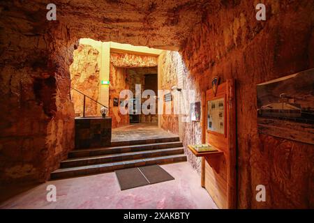 Museo sotterraneo nel Desert Cave Hotel a Coober Pedy, (Australia meridionale), scavato in pietra arenaria in questa città mineraria, soprannominata Opal CA Foto Stock