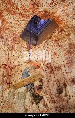 Minatore sospeso da un pozzo di ventilazione nel Desert Cave Hotel sotterraneo a Coober Pedy, (Australia meridionale), scavato in pietra arenaria in questa miniera Foto Stock