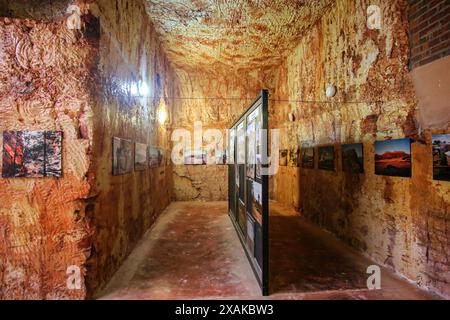 Museo sotterraneo nel Desert Cave Hotel a Coober Pedy, (Australia meridionale), scavato in pietra arenaria in questa città mineraria, soprannominata Opal CA Foto Stock