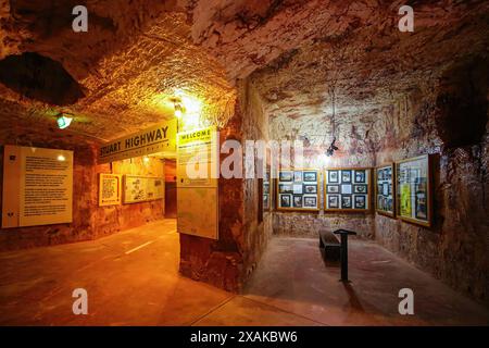 Museo sotterraneo nel Desert Cave Hotel a Coober Pedy, (Australia meridionale), scavato in pietra arenaria in questa città mineraria, soprannominata Opal CA Foto Stock