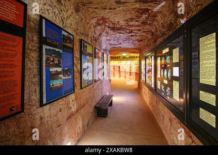 Museo sotterraneo nel Desert Cave Hotel a Coober Pedy, (Australia meridionale), scavato in pietra arenaria in questa città mineraria, soprannominata Opal CA Foto Stock