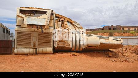 Vecchio oggetto di scena del film "Pitch Black" abbandonato nel deserto di Coober Pedy (Australia meridionale) - Spaceship set utilizzato durante le riprese di un Holly Foto Stock