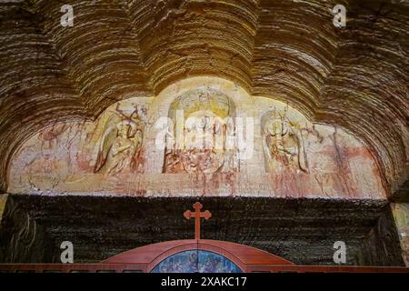 Chiesa Serba ortodossa sotterranea di Sant'Elia il Profeta a Coober Pedy, Australia meridionale - luogo religioso scavato in pietra arenaria in un mini opale Foto Stock