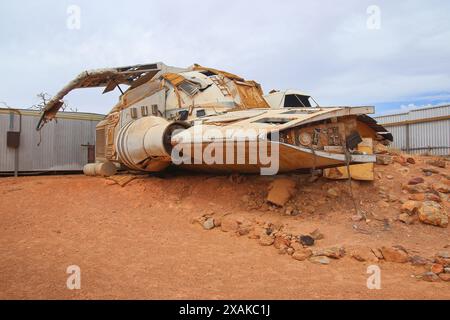 Vecchio oggetto di scena del film "Pitch Black" abbandonato nel deserto di Coober Pedy (Australia meridionale) - Spaceship set utilizzato durante le riprese di un Holly Foto Stock