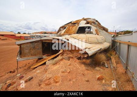 Vecchio oggetto di scena del film "Pitch Black" abbandonato nel deserto di Coober Pedy (Australia meridionale) - Spaceship set utilizzato durante le riprese di un Holly Foto Stock