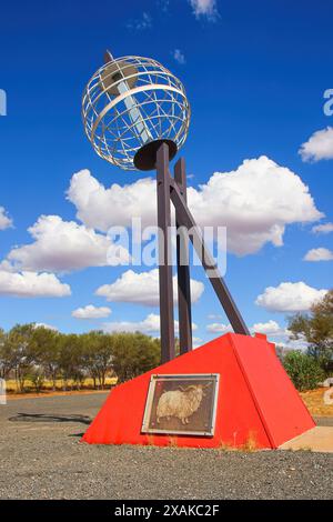 Monumento al Tropico del Capricorno sulla Stuart Highway a nord di Alice Springs, Northern Territories, Australia - Hollow Globe che segna la latitude più meridionale Foto Stock