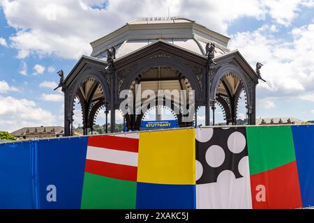 A Stoccarda steigt das Fußballfieber. In der Innenstadt werden die Fanzonen zur FußballEuropameisterschaft aufgebaut. Schlossplatz. In der Innenstadt era possibile osservare il pubblico e visitare il sito di Attraktionen geboten. Motto: Die ganze Stadt ein Stadion. UEFA EURO 2024. // 07.06.2024: Stoccarda, Baden-Württemberg, Deutschland, Europa *** la febbre del calcio sta aumentando a Stoccarda le zone tifosi per il Campionato europeo di calcio sono in corso di creazione nel centro della città di Schlossplatz osservazione pubblica e altre attrazioni sono offerte nel centro città motto tutta la città uno stadio UEFA EURO 2024 07 06 2024 Stu Foto Stock