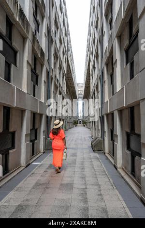 Nord America, Caraibi, isola di Hispaniola, Repubblica Dominicana, Santo Domingo, donna in abito estivo arancione a Faro a Colon Foto Stock