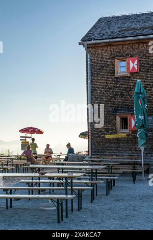 Europa, Austria, Verwall, Vorarlberg, Montafon, Schruns, Wormser Hütte, atmosfera pomeridiana sulla terrazza del rifugio Foto Stock