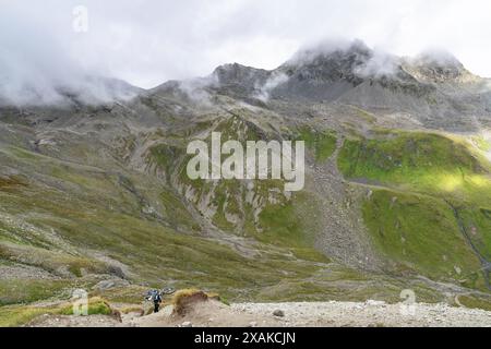 Europa, Austria, Verwall, Tirolo, Galtür, Ochsental, mountain bike sulla ripida salita al Muttenjoch Foto Stock