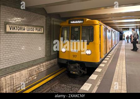 24.05.2024, Berlino, GER - U-Bahn der Linie 4 faehrt in den Bahnhof Viktoria-Luise-Platz ein. Alltag, Bahn, Bahnhof, Bahnsteig, befoerdern, Befoerderung, Berlino, Berliner Verkehrsbetriebe, BVG, deutsch, Deutschland, einfahren, Einfahrt, Europa, europaeisch, fahren, Fahrgaeste, Gesellschaft, innen, Innenaufnahme, Kleinprofil, Linie 4, Menschen, Nahverkehr, oeffentlicher Personennahverkehr, oeffentlicher Personennahverker, OEPNV, Personen, Personenbefoerderung, Personentransport, QF, Querformat, Schiene, Stadt, Stadtbahn, Stadtverkehr, trasporti, transportieren, U-Bahn, U-Bahn System, U-Bahnhof Foto Stock