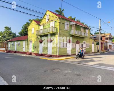 Nord America, Caraibi, grandi Antille, isola di Hispaniola, Repubblica Dominicana, provincia di Monte Cristi, San Fernando de Monte Cristi, madre e figlia su uno scooter Foto Stock