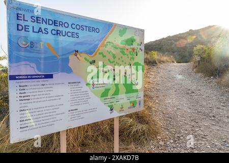 Nord America, Caraibi, grandi Antille, isola di Hispaniola, Repubblica Dominicana, provincia di Monte Cristi, San Fernando de Monte Cristi, El Morro de Monte Cristi, bacheca informativa all'inizio del sentiero escursionistico Sendero de las Cruces Foto Stock