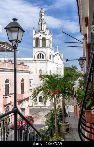 America del Nord, Caraibi, grandi Antille, isola di Hispaniola, Repubblica Dominicana, Santo Domingo, zona Colonial, Vista dalla Calle Hostos alla chiesa Santuario Arquidiocesano Nuestra Senora de la Altagracia Foto Stock