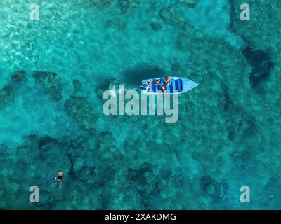 Nord America, Caraibi, grandi Antille, isola di Hispaniola, Repubblica Dominicana, Maria Trinidad Sanchez Province, costa nord, turisti in barca in una piscina naturale a Rio San Juan Foto Stock