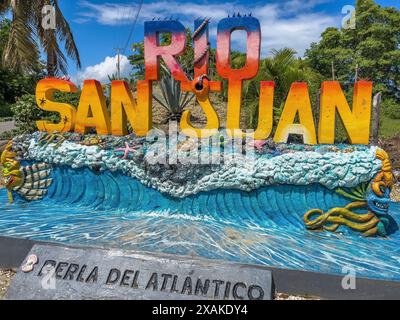 Nord America, Caraibi, grandi Antille, isola di Hispaniola, Repubblica Dominicana, provincia di Maria Trinidad Sanchez, costa settentrionale, lettere artistiche a Rio San Juan Foto Stock