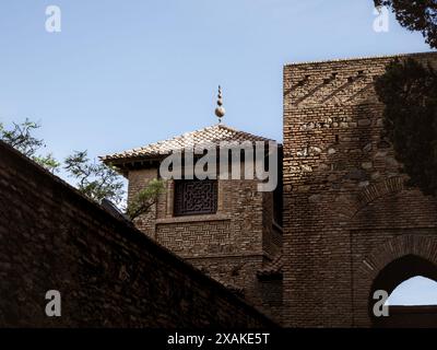 Torre bastione e porta della fortezza di Alcazaba a a Malaga, architettura geometrica islamica ornata, Andalusia, Spagna Foto Stock