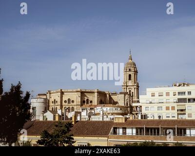 Vista della cattedrale di Malaga con lo skyline della città visto dalla fortezza di Alcazaba in Andalusia, Spagna Foto Stock