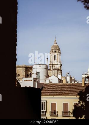 Vista della cattedrale di Malaga con lo skyline della città visto dalla fortezza di Alcazaba in Andalusia, Spagna Foto Stock