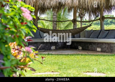 Nord America, Caraibi, grandi Antille, isola di Hispaniola, Repubblica Dominicana, Samana Peninsula, Las Terrenas, amaca e area salotto nel giardino di una villa Foto Stock