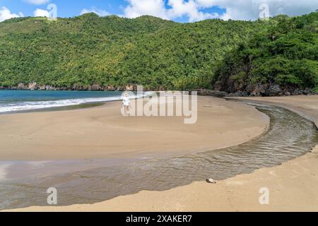 America del Nord, Caraibi, grandi Antille, isola di Hispaniola, Repubblica Dominicana, Peninsula Samana, El Valle, donna che cammina sulla spiaggia Playa El Valle Foto Stock