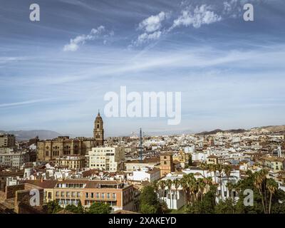 Vista della cattedrale di Malaga con lo skyline della città visto dalla fortezza di Alcazaba in Andalusia, Spagna Foto Stock