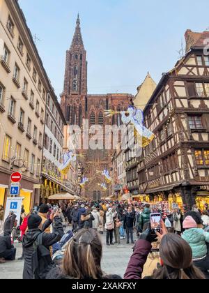 Europa, Francia, Grand Est, Alsazia, Strasburgo, città vecchia, i turisti scattano foto con i loro cellulari in Rue Merciere, di fronte alla Cattedrale di Strasburgo Foto Stock