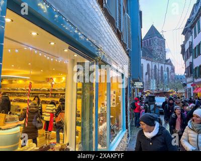 Europa, Francia, Grand Est, Alsazia, Strasburgo, turisti che guardano attraverso la finestra di un panificio Foto Stock