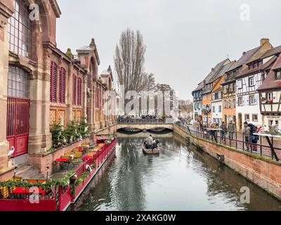 Europa, Francia, Grand Est, Alsazia, Colmar, la Petite Venise, Market Hall Marche Couvert Colmar sul canale Lauch Foto Stock