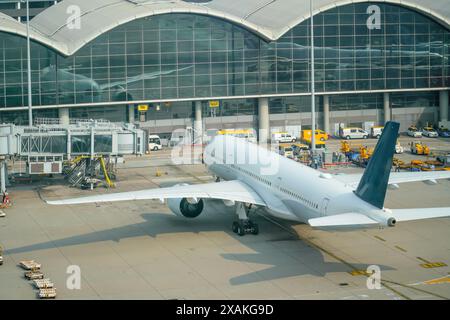 Edificio aeroportuale e aerei passeggeri in servizio ponte aereo annesso, vista aerea posteriore. Foto Stock