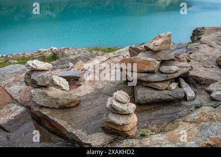 Europa, Austria, Verwall, Tirolo, St. Anton am Arlberg, Moostal, cairn sulle rive del bacino di Kartell Foto Stock