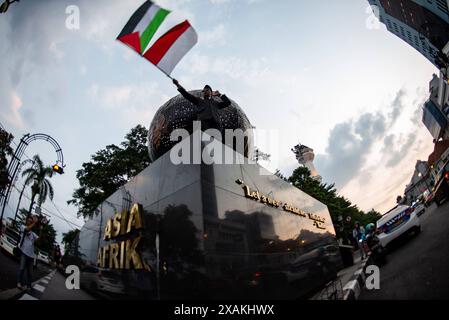 ONE HOUR RESPECT MOVEMENT FOR PALESTINE un attivista esegue il One Hour Respect MOVEMENT for Palestine presso il Monumento alla solidarietà Asia-Africa a Bandung, Giava Occidentale, Indonesia, 7 giugno 2024. L'azione è un simbolo di rispetto per le giovani generazioni ereditate dal primo presidente Sukarno e dai fondatori della nazione indonesiana nella lotta per l'indipendenza palestinese. IMAGO/KHAIRIZAL MARIS Bandung West Java Indonesia Copyright: XKharizalxMarisxKhairizalxMarisx ONE HOUR RESPECT MOVEMENT FOR PALESTINE 10 Foto Stock