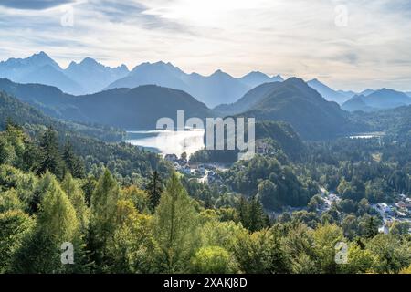 Europa, Germania, Germania meridionale, Baviera, Füssen, castello di Hohenschwangau di fronte a Alpsee e Schwansee Foto Stock