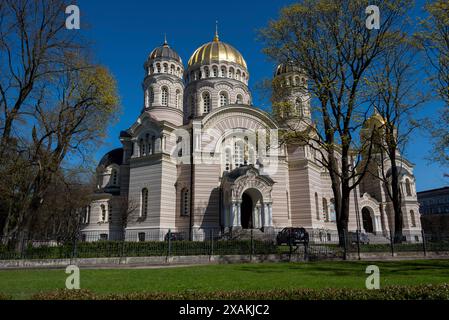 La cattedrale della Natività di Cristo, la più grande chiesa ortodossa russa degli Stati baltici, si trova nel parco Esplanade di riga, in Lettonia Foto Stock