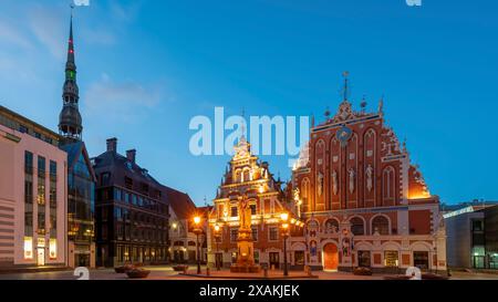 Blackheads' House sulla Piazza del Municipio, edificio utilizzato nel XIV secolo da una confraternita di giovani mercanti non sposati, punto di riferimento, è stato ricostruito fedele all'originale, riga, Lettonia Foto Stock