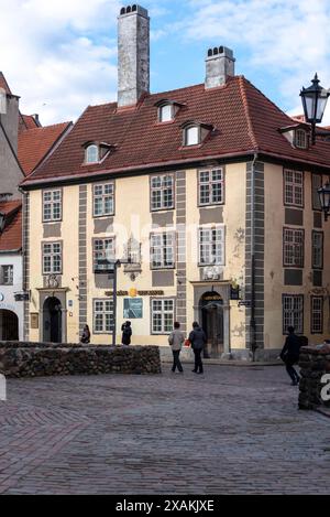 L'Hotel Ekes Konvent, storica residenza cittadina con alti camini, era originariamente un convento per vedove impoverite e ragazze cadute, riga, Lettonia Foto Stock