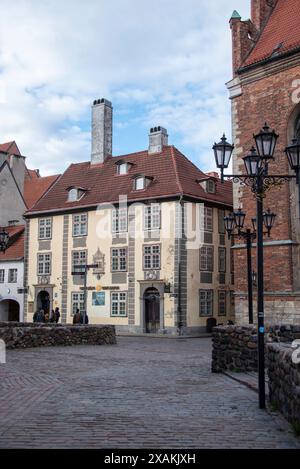 L'Hotel Ekes Konvent, storica residenza cittadina con alti camini, era originariamente un convento per vedove impoverite e ragazze cadute, riga, Lettonia Foto Stock