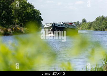 Chiatta sul canale Mittelland, Mannhausen, Sassonia-Anhalt, Germania Foto Stock