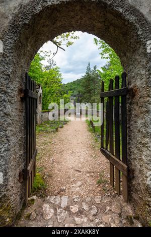 Ingresso al cimitero sopra il santuario di San Romedio. I primi frati che hanno custodito questo santuario dai mille anni dopo Cristo sono sepolti qui. Europa, Italia, Trentino alto Adige, non valle, provincia di Trento, Sanzeno. Foto Stock