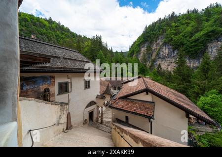 Scala interna del santuario di San Romedio a Sanzeno nella valle del non. Europa, Italia, Trentino alto Adige, non valle, provincia di Trento, Sanzeno. Foto Stock