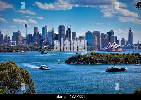 L'iconico skyline del porto di Sydney con l'Opera House e la Sky Tower separate dalle numerose torri degli uffici. Foto Stock