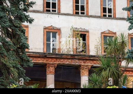 Rovina di un vecchio palazzo alberghiero a Bellagio sul lago di Como, Italia Foto Stock