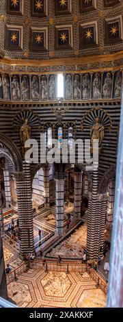 SIENA, ITALIA - 23 SETTEMBRE 2023 - Vista sulla navata della cattedrale di Siena attraverso una finestra superiore sul tetto Foto Stock