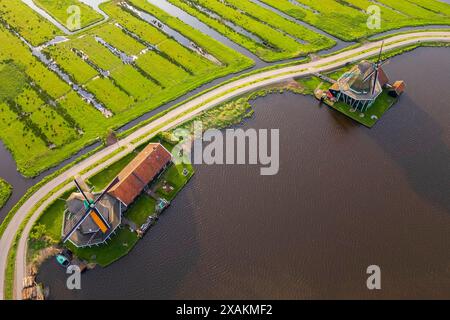 Vista aerea dei tipici mulini a vento di Zaanse Schans sul fiume Zaan in primavera. Zaanse Schans, Olanda settentrionale, comune di Zaanstad, Paesi Bassi, Europa. Foto Stock
