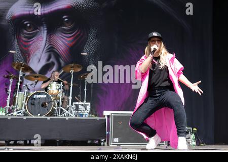 Rock am Ring, Festival Tag 1, Nürburgring, 07.-09.06.2024 Adenau, Deutschland - 7,6.2024: Guano Apes mit Sängerin Sandra Nasi spielen bei Rock am Ring. DAS Festival findet am Nürburgring in der Nähe der Stadt Adenau vom 07.-09.06.2024 statt. Adenau Rheinland-Pfalz Deutschland *** Rock am Ring, Festival Day 1, Nürburgring, 07 09 06 2024 Adenau, Germania 7 6 2024 Guano Apes con la cantante Sandra Nasi suonano al Rock am Ring il festival si svolge al Nürburgring vicino alla città di Adenau dal 07 09 06 2024 Adenau Rheinland Pfalz Germania Copyright: xChristianxEnderx Foto Stock