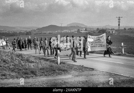 Processione dimostrativa di attivisti per la pace con striscioni alla periferia di Fulda, con striscione "Die Kalten Krieger Stoppen...", azioni autunnali a livello nazionale del movimento per la pace nel Fulda Gap, Menschennetz, Friedensnetz gegen Kriegsmanöver Foto Stock