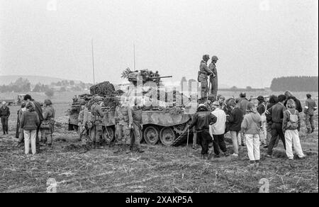 Discussione durante le manovre autunnali del 1984 su un campo raccolto con agricoltori, soldati tedeschi e attivisti per la pace, persone, attivisti, movimento per la pace Foto Stock