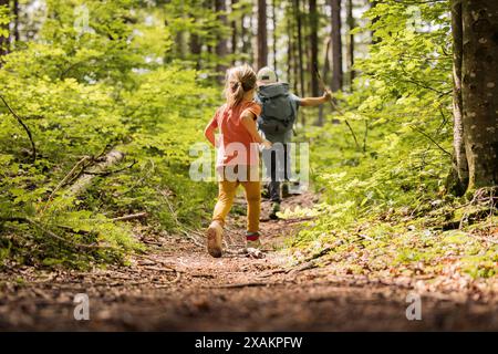 Fratelli che camminano nella foresta Foto Stock