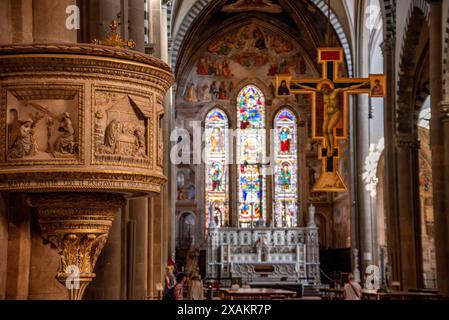 Affreschi colorati e pulpito nel presbiterio della basilica di Santa Maria Novella a Firenze, Italia Foto Stock