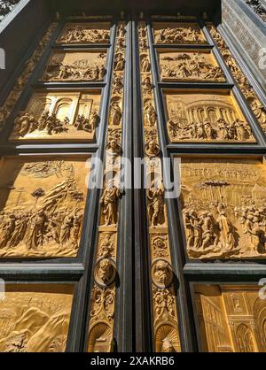 Porta del Paradiso presso il battistero della cattedrale di Santa Maria del Fiore a Firenze, Italia Foto Stock